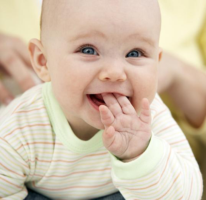 Сосание пальцев у ребенка при искусственном вскармливании.