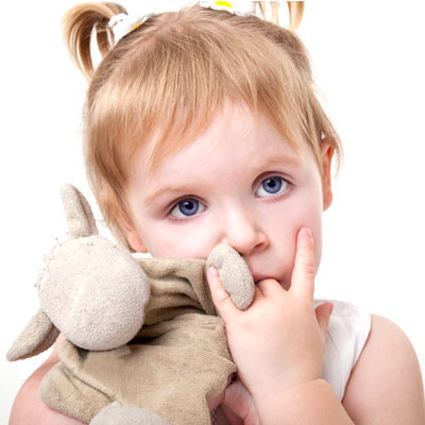 Часто ребенок одновременно с сосанием пальца делает другие движения.