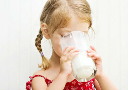 Дайте ребенку выпить побольше теплой воды или молока.