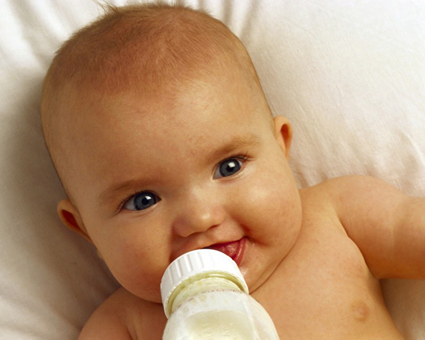 Неразбавленная молочная смесь для ребенка, которого перестала удовлетворять разбавленная смесь 