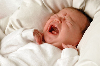 Ребенок может заплакать или уснуть сразу же после начала кормления. 
